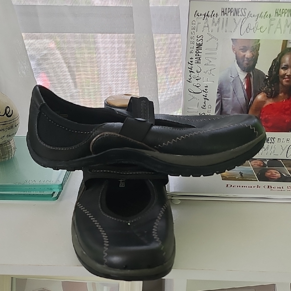 Earth Black Leather Slip-On Mary Jane Shoes with Gray Stitching